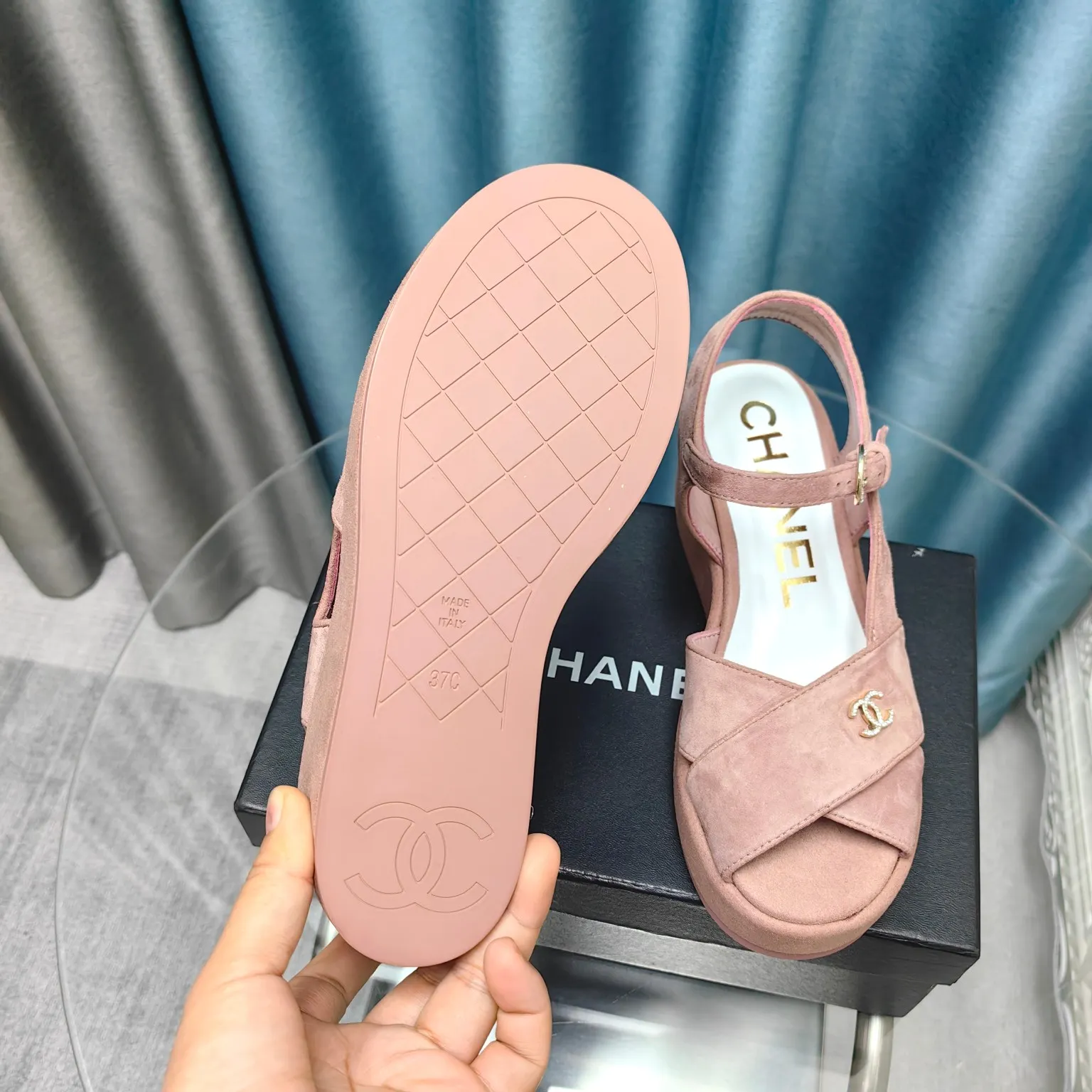 👟👟Ex-factory price 540👟👟 Top version Chanel/Chanel 24ss thick-soled lame-heeled sandals Material ☑️Fabric: patent leather/sheep ☑️Lining: sheepskin ☑️Outsole: original outsole ☑️Heel height: 7.5cm ☑️Number of yards: 35-40